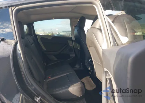 2024 Tesla Model Y Long Range Dual Motor All-Wheel Drive z USA, uszkodzony, nr VIN 7SAYGDEE7RF112936